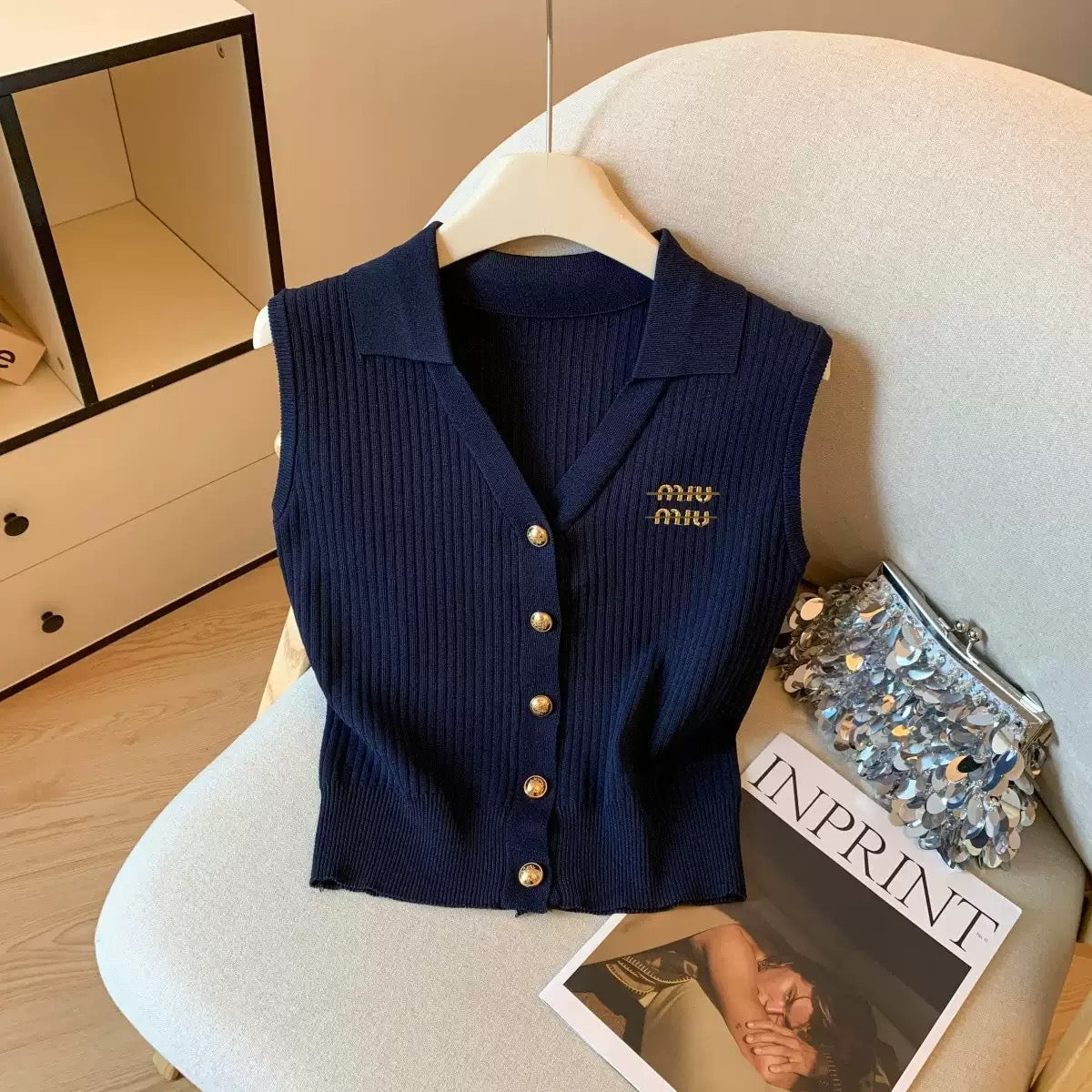 Gilet côtelé chic à boutons dorés