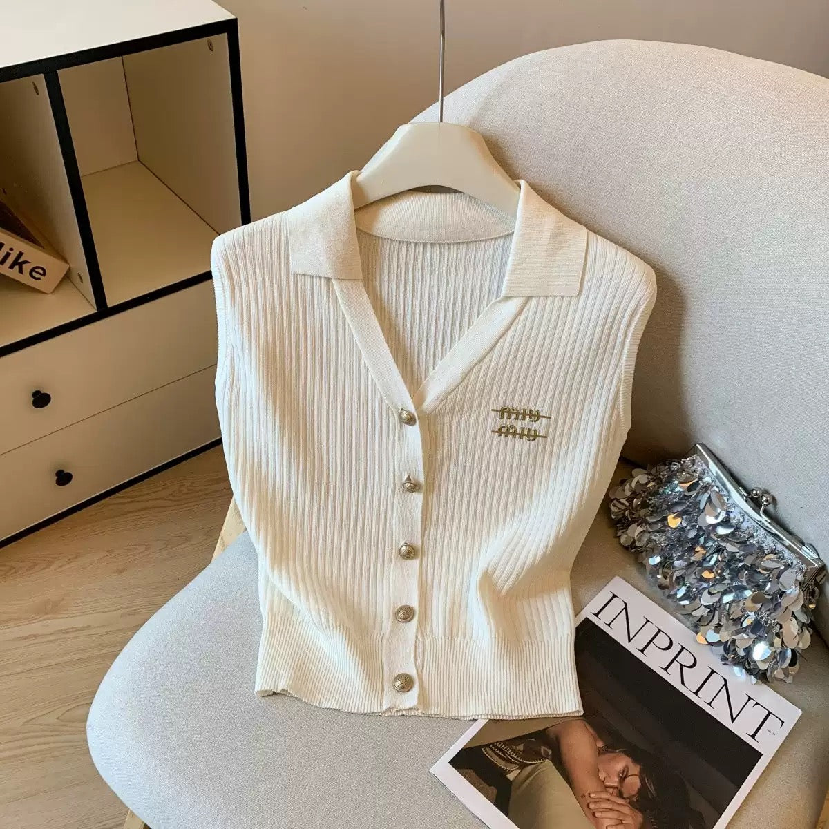 Gilet côtelé chic à boutons dorés
