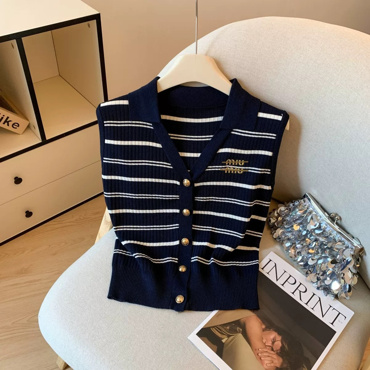 Gilet côtelé chic à boutons dorés