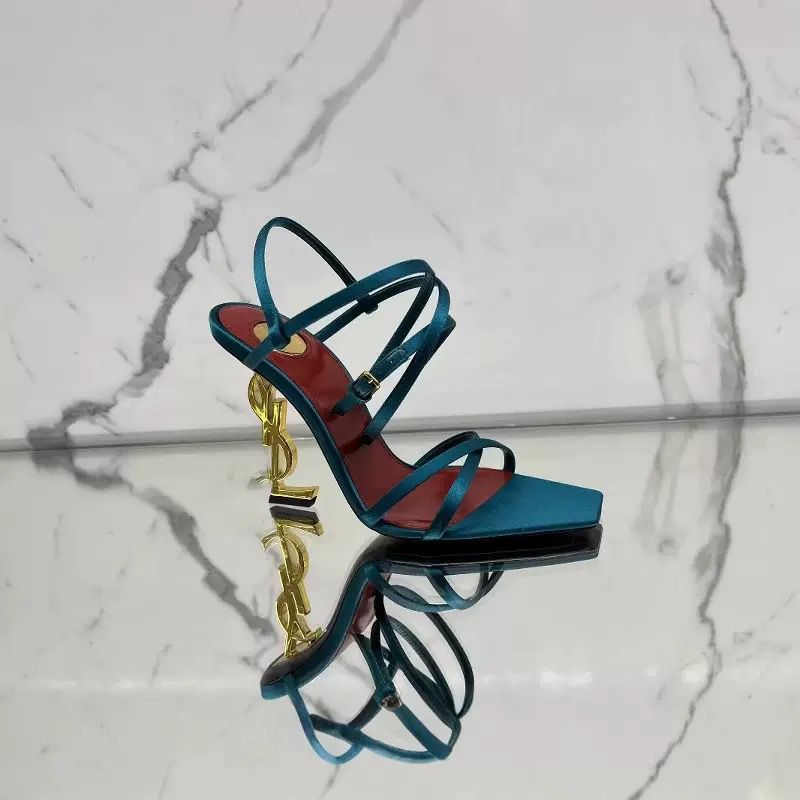 Sandale Élégance Dorée ✨